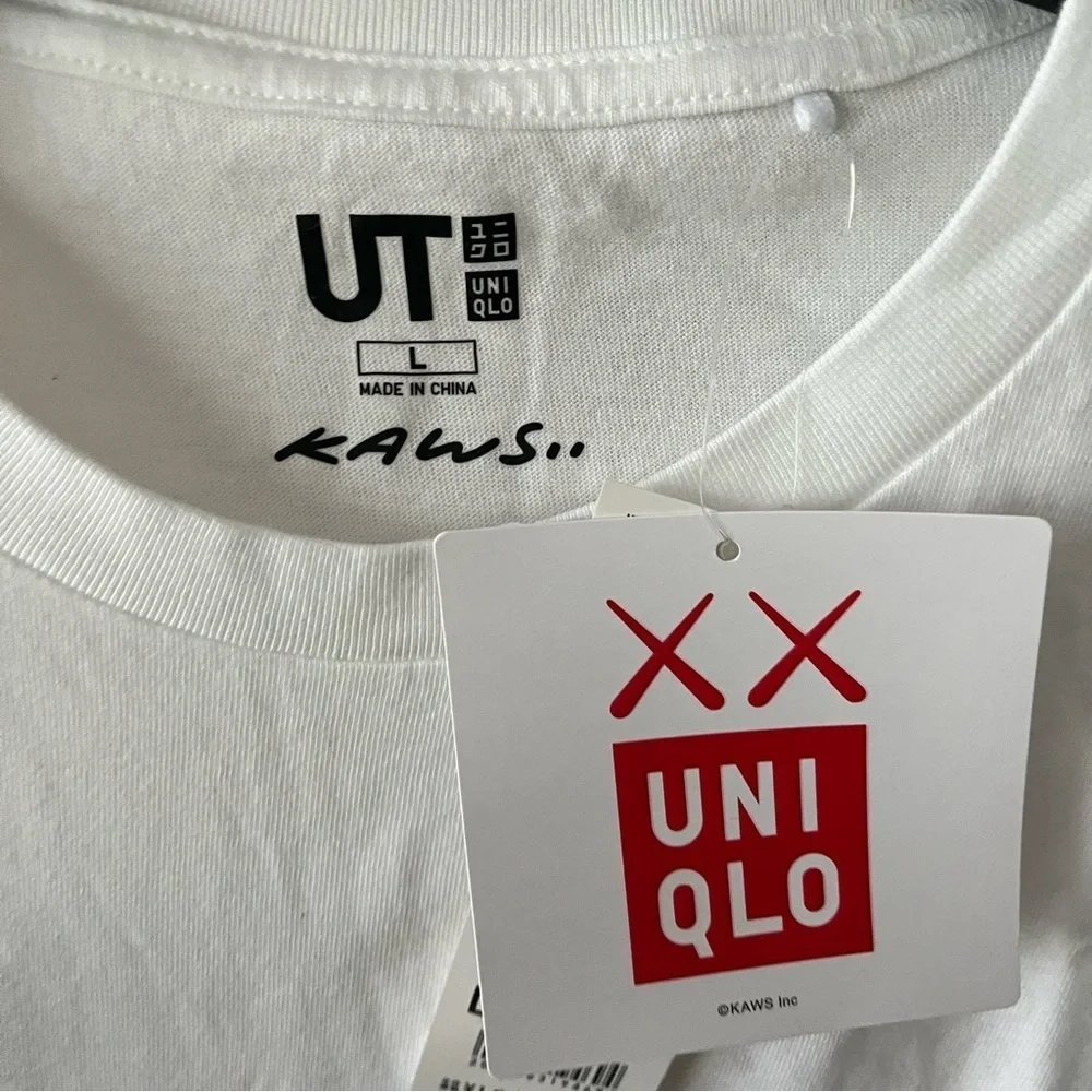 NEW KAWS x UNIQLO 2016 sz L Red Heart Pocket Tee White Short Sleeve Tshirt - Picture 3 of 7
